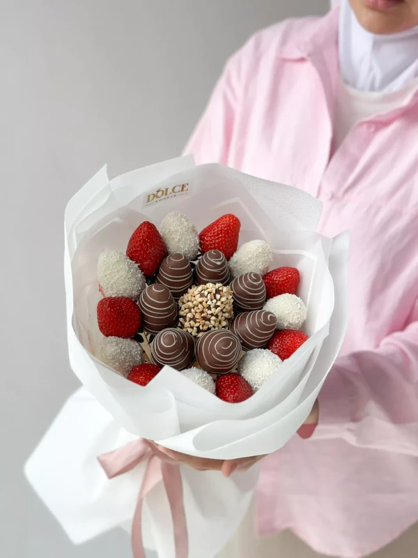 Клубничный букет "BerryBite" — «Клубничный букет BerryBite» — клубничный букет Dolce Sweets из 7 ягод клубники, 7 ягод клубники в белом…